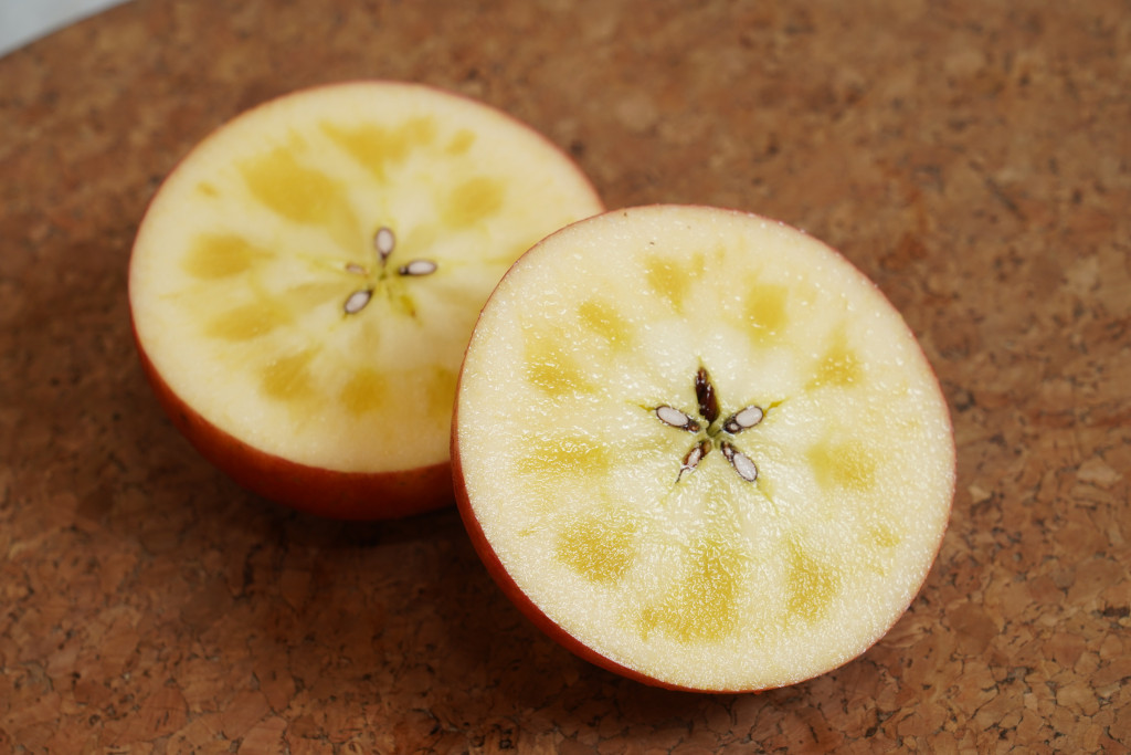 蜜入富士蘋果糖芯清晰可見，越熟糖芯越多。